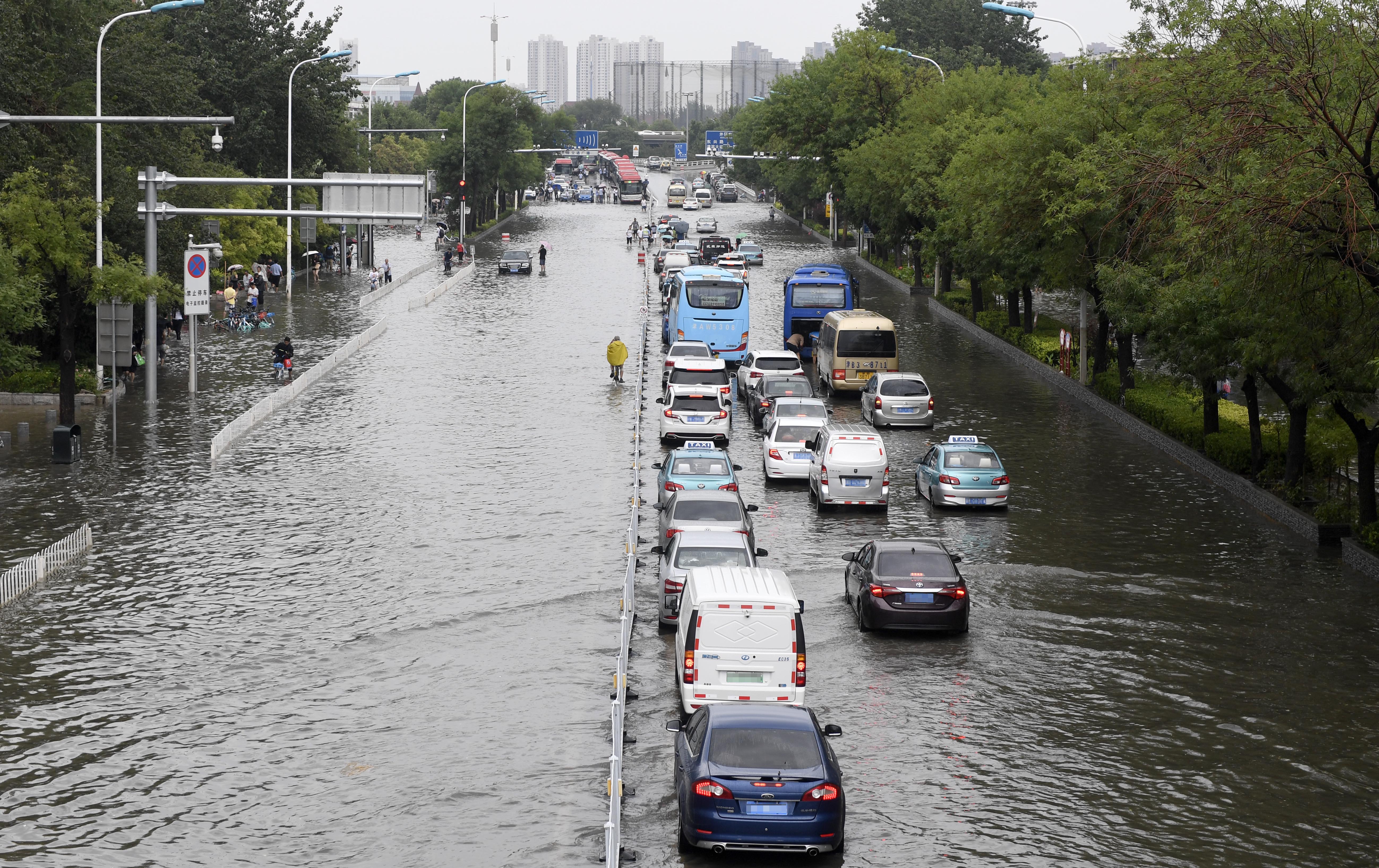 天津暴雨积水实时报道