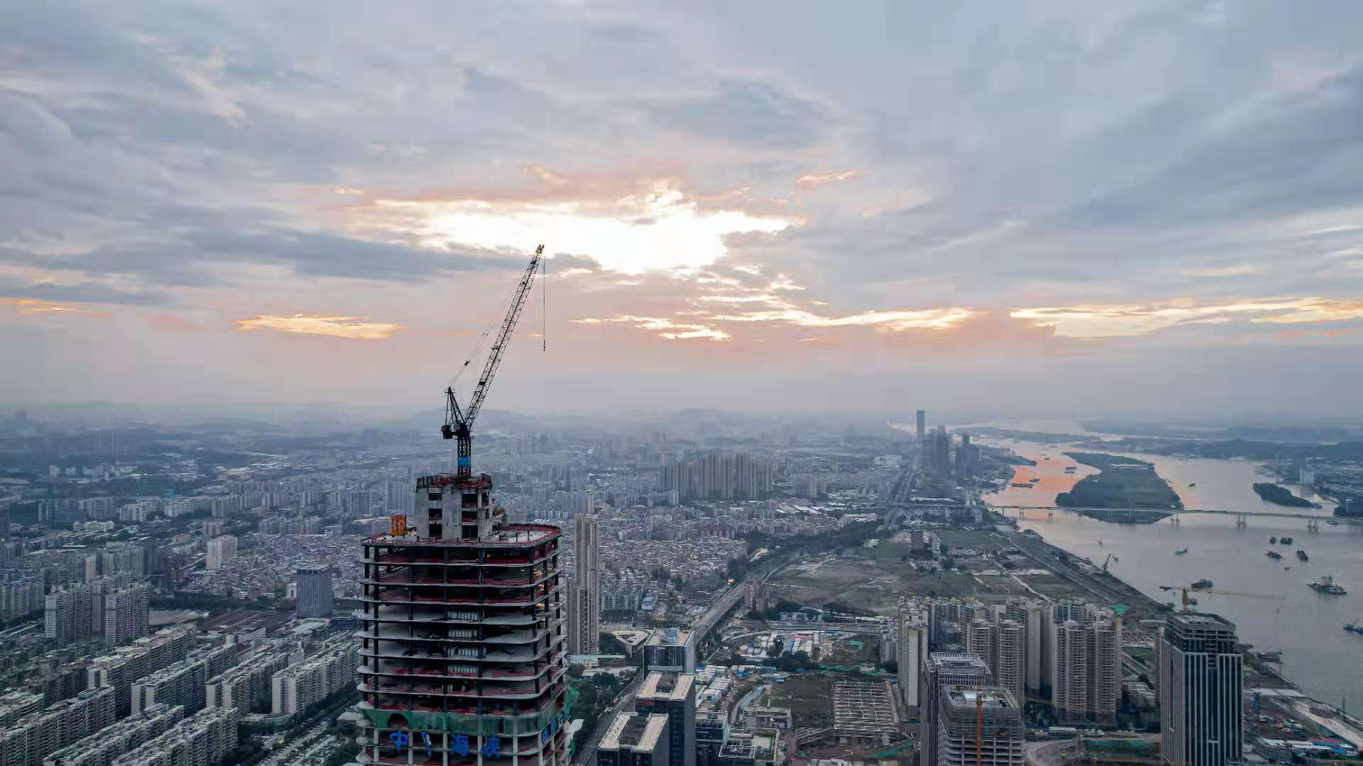 广州今日惊现高空坠落事件，最新进展实时播报